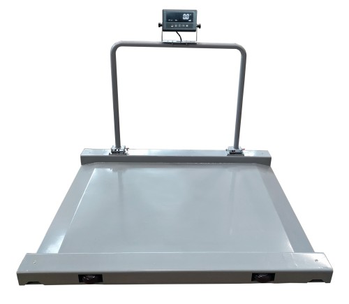 Waga magazynowa najazdowa 500kg z wyświetlaczem, idealna do ważenia wózków i koszy transportowych w magazynie.