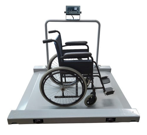Waga najazdowa 500kg z wózkiem inwalidzkim – praktyczne rozwiązanie do ważenia osób w DPS, hospicjach i domach opieki.